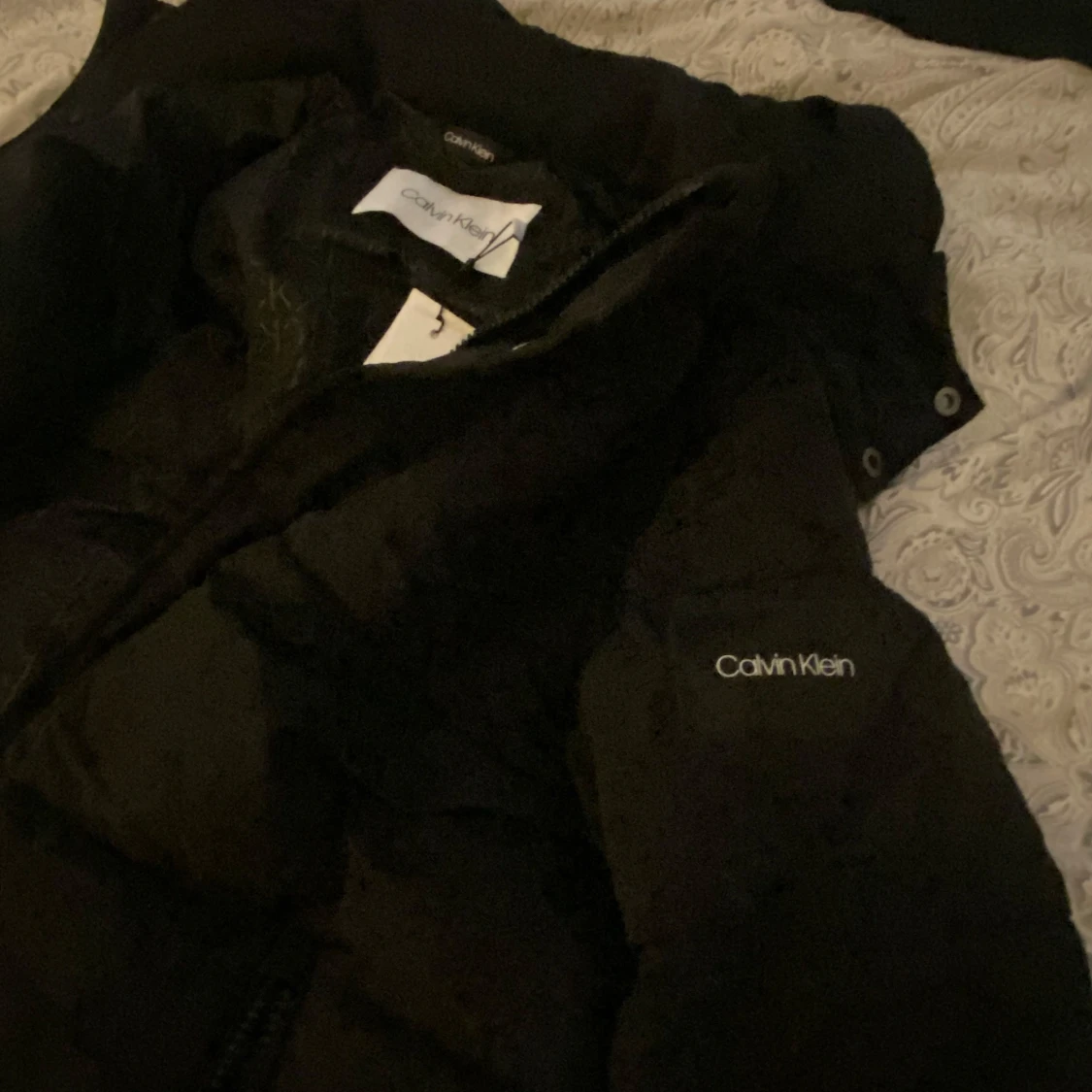 HELT NY Svart dunjacka från Calvin Klein. Large - 2