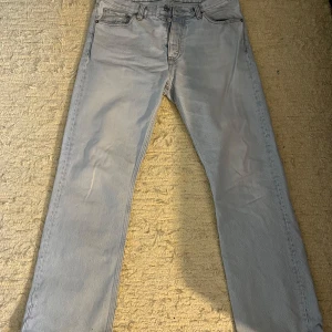 Hope rush jeans - Hope rush denims i ljusblå färg och size 32. Perfekta till vår och sommaren. Lite slitna vid bakre fickor.