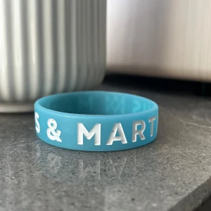 Marcus och Martinus armband i neon som lyser i mörkret  - Snyggt blått armband i silikon med vit text. Slutsåld överallt. Anonsen finns på olika ställen så skriv gärna till mig först innan ni klickar på köp🫶🏻