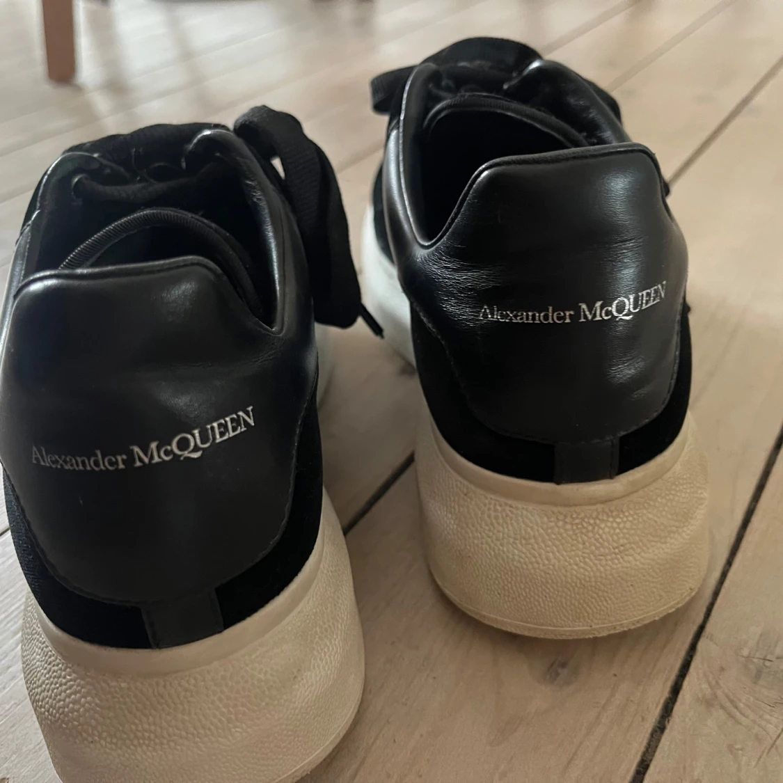 Svarta sametts sneakers från Alexander McQueen - 2