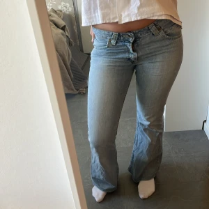 Lee bootcut jeans - Snygga ljusblå bootcut jeans med en klassisk femficksdesign. De har en knapp och dragkedja framtill och är perfekta för en avslappnad stil. Passar bra till både sneakers och klackar.