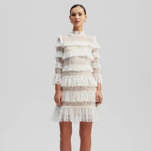 Vit spetsklänning från By Malina - Säljer en elegant vit spetsklänning från By Malina med volangdetaljer. Klänningen har långa ärmar och en kort längd, perfekt för speciella tillfällen. Den är tillverkad i ett vackert spetsmaterial som ger en romantisk känsla. Köp direkt eller ge prisförslag 💛