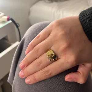 Guldfärgad ring från Pilgrim - Snygg guldfärgad ring från Pilgrim med en unik, ojämn design som ger ett coolt och edgy intryck. Perfekt för att ge din outfit en extra touch av stil. Passar bra till både vardag och speciella tillfällen. justerbar!