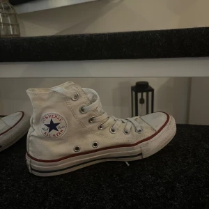 Vita Converse  - Säljer ett par jätte trendiga converse i storlek 36 Andvända några gånger.