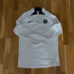 Nike x Psg - Säljer en fet nike x psg tröja i träningstyg som sticker ut i sommar, använd några gånger, finns en pytteliten fläck som inte märks av så mycket, hör av er för fler bilder eller funderingar!