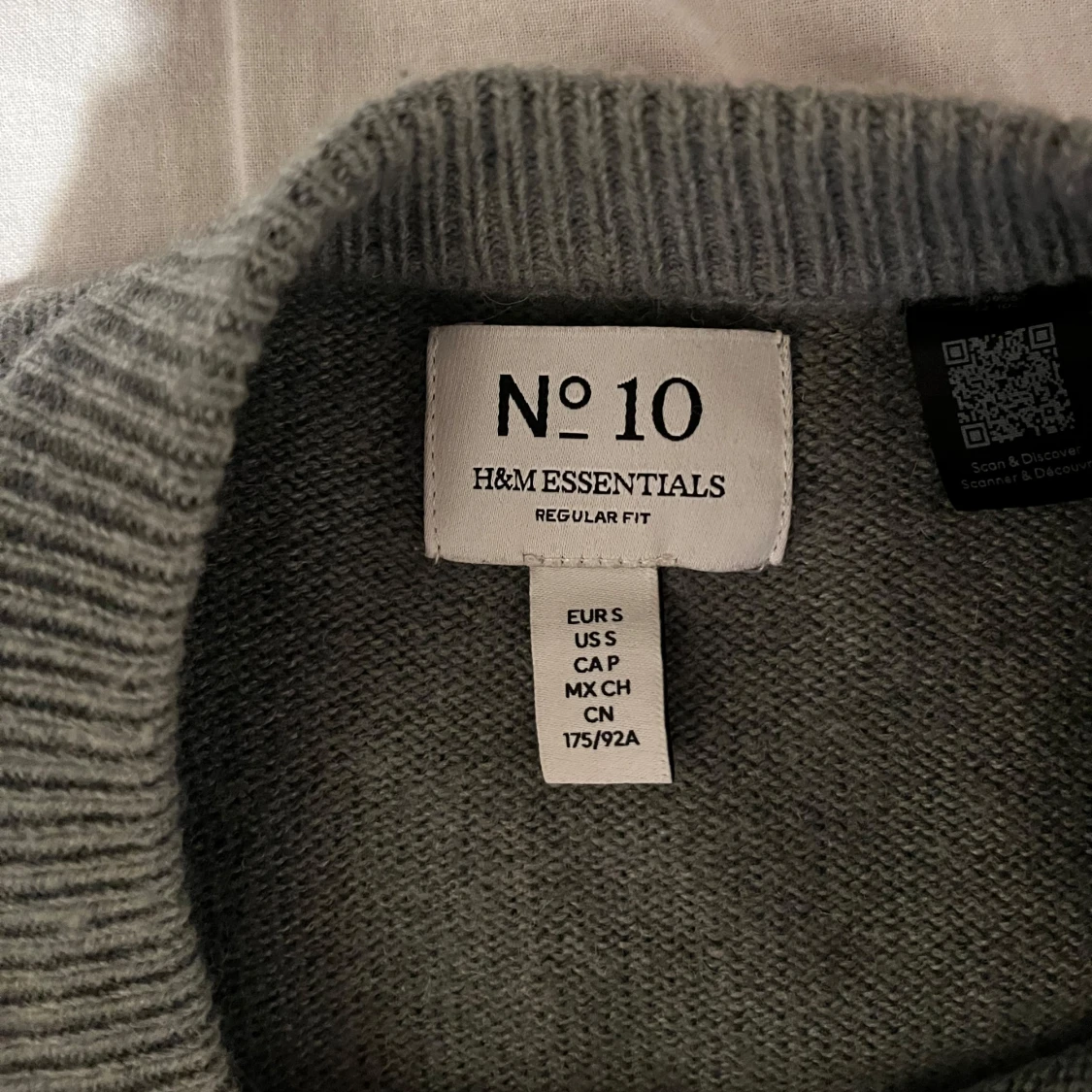 Grå tröja från H&M Essentials - 2