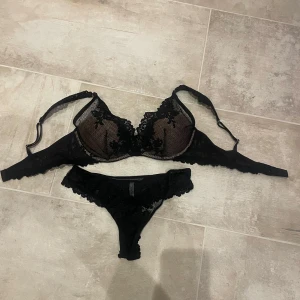 Intimissimi bh och trosa - Köpare står för frakt! Helt nya oanvända intimissimi bh och trosa i svart. Trosa i strl S och 75C i bh:n. Settet kostar 400 kr, bh för sig kostar 300 kr och trosa för sig kostar 100 kr. Pris är diskuterbart! 