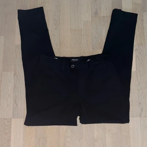 Svarta byxor från Jack & Jones - Stretchiga Jack & Jones chinos/kostymbyxor i modellen Marco. Storlek 31/32.🖤