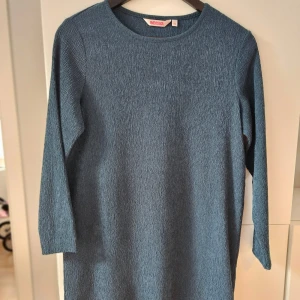 Klänning Indiska  - Smaragdgrön klänning från Indiska i kringlan tyg. Använd två gånger, mycket fint skick. Storlek S