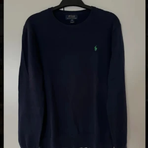 Pullover från Ralph lauren! - Säljer en skit snygg pullover från Ralph lauren i bra skick knappt använd och har mycket kvar att ge! Kom pm för mer frågor eller bilder🤠