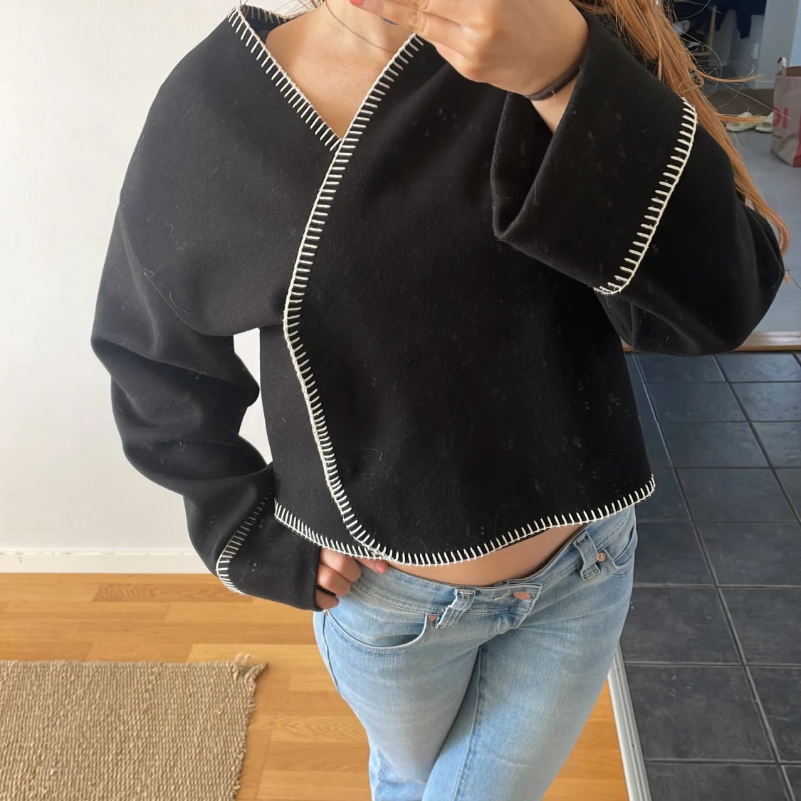 Svart omlottjacka med vita detaljer - 1