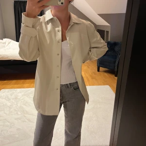 Beige overshirt med knappar - Använd en gång 🤍