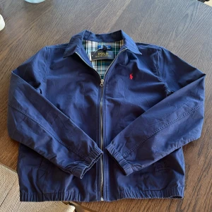 Blå jacka från Polo Ralph Lauren - Säljer nu denna helt nya Ralph Lauren overshirten som är köpt på NK i Göteborg efter som den är för stor. På taggen står det att den är i storlek XL men den är storlek M. (RL lappen) sitter kvar. Hör av er vid minsta fundering. MVH Hugo 