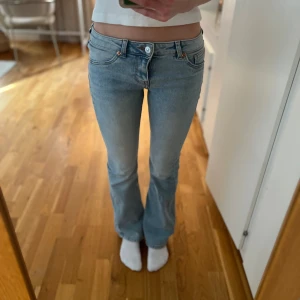 Ljusblå bootcut jeans - Snygga low waist bootcut/flared jeans från hm! Storlek 36, midjemått rakt över: 36 cm innerbenslängd: 77 cm