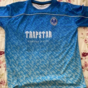 Trapstar fotbolls tröja  - Helt ny, aldrig använts. Storlek M.  Kan sänka pris vid snabb affär