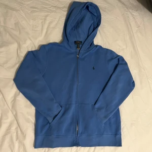 Ralph lauren zipup - Fin ralph lauren zipup med en fläck på ärmen därav priset. Skicka bud!