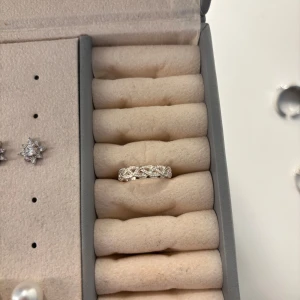 Silverring med glittriga detaljer - Glittring silverring som är flätad