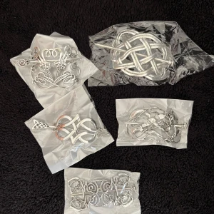 Viking stil tiara i silverfärg  - Ett set med flera viking stil tiara i silverfärg, inklusive olika mönster och former. Perfekt för att komplettera din stil med eleganta detaljer.