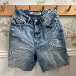 Blåa jeansshorts  - Fina blåa jeansshorts som endast är använda ett fåtal gånger, därav i bra skick. Säljer pga att de inte passar mig. 90kr plus frakt!! 💓💓💓