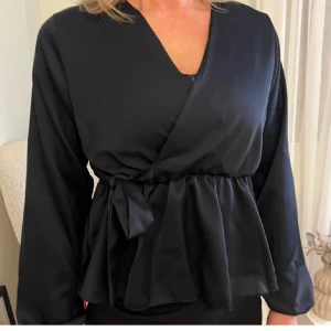 Blus - Rn marinblå blus aldrig använt skriv för egna bilder 