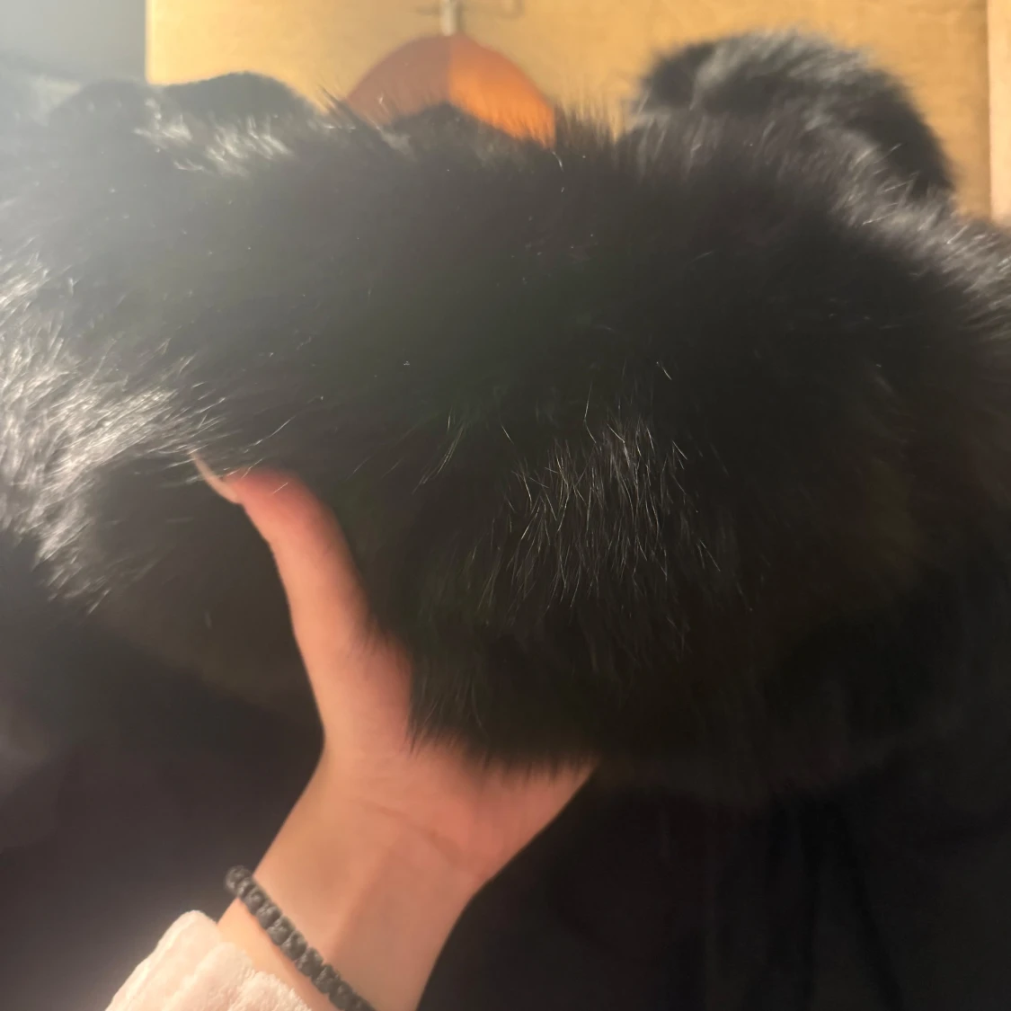 Svart pälsjacka med huva - 2