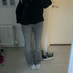 gråa jeans  - snygga gråa bootcut jeans från lager 157🥰