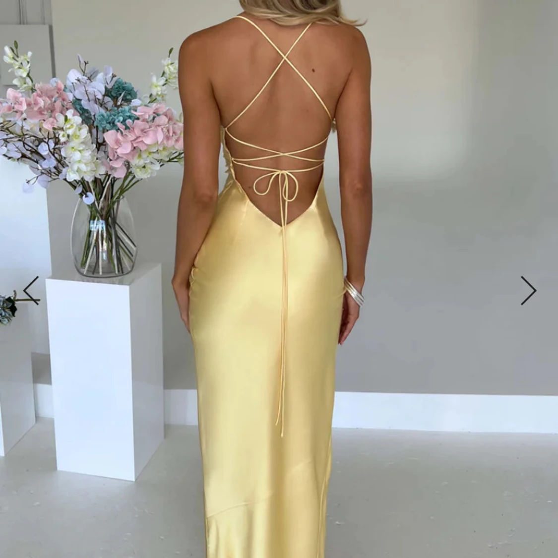 Gul långklänning med slits - 1