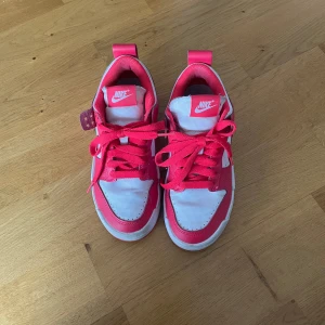 Nike dunk low disrupt - Sparsamt använt shick, storlek 37,5. Röda och vita, nypris runt 1300-2000kr. 