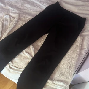Svarta kostymbyxor - Snygga svarta kostymbyxor som är mid waist i storlek L och längd 34 från Vera Moda. 
