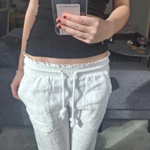 Vita linnebyxor från Skagen Clothing - Snygga vita linnebyxor med elastisk midja och dragsko för en bekväm passform. Byxorna är lågmidjade och i 100% linne. Knappt använda och är i mycket bra skick.  Nypris ligger på 799 kr.💞