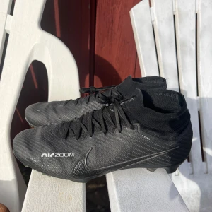 Nike Mercurial superfly elite - Säljer ett par Nike Mercurial Elite Superfly i storlek 43. Skorna är använda men i gott skick. Det ända som är slitet är två dubbar på varje sko som man kan se på bilderna. 