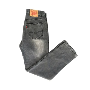 Levis 501 jeans - Snygga grå Levi’s 501 jeans i klassisk design. Rak passform, black denim med grå fade. Storlek W30 L32, endast testade. Tveka inte att skriva om du har några frågor!