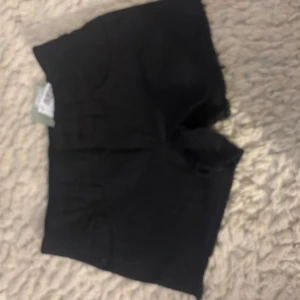 Svarta shorts - Snygga svarta shorts med en enkel design. Perfekta för en avslappnad stil. De har en kort längd och är gjorda i ett bekvämt material. Lappen kvar aldrig använt, skulle säga xs