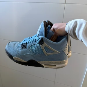 Jordan 4 University blue - Säljer ett par Jordan 4 Univeristy blue i fint skick, storlek 43! Tveka inte på o höra av dig om funderingar!