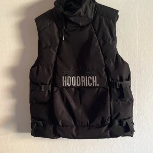 Hoodrich Väst - Knappt använd