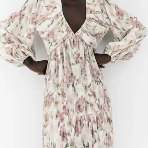 SÖKER - SÖKER denna jättefina klänningen i storlek xs hör av er om ni har den 💕