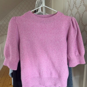 Rosa stickad tröja med puffärmar - Säljer en söt rosa stickad tröja med puffärmar och ribbade kanter🩷 