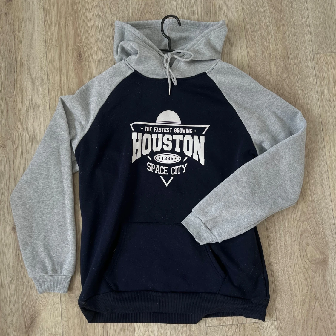 Två hoodies med tryck