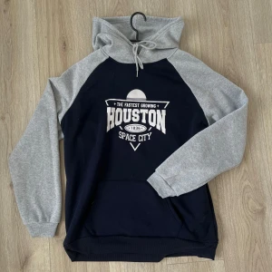 Två hoodies med tryck - Två hoddies i okända storlekar men passar M-L. Köp båda för priset nedan eller en för 50kr