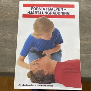 Första Hjälpen - Hjärt-Lungräddning - Studiehäfte från Röda Korset om hjärt-lungräddning och första hjälpen. Innehåller instruktioner och bilder för att lära sig livräddande tekniker. Perfekt för utbildning och säkerhetsmedvetenhet.
