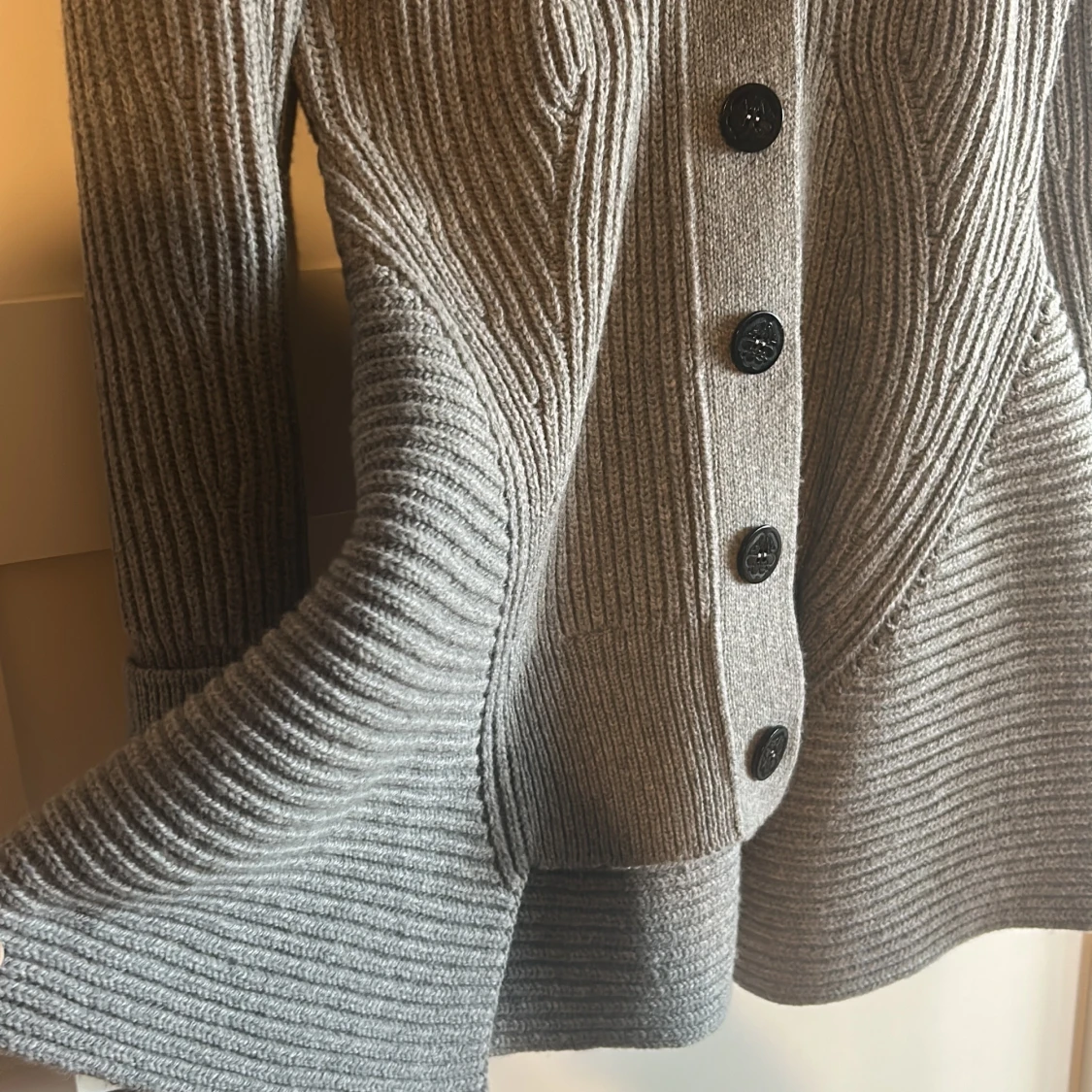 Grå stickad kofta från Alexander McQueen - 2