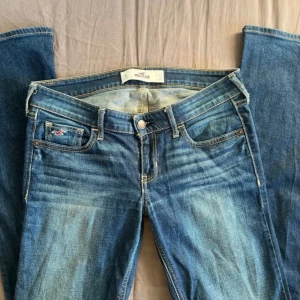Lågmidjade jeans från Hollister - Intressekoll på skitsnygga jeans från Hollister💞W27L35 midjemåttet rakt över: 38cm, innerbenslängden: 87cm💕Lägg prisförslag🙌🙌