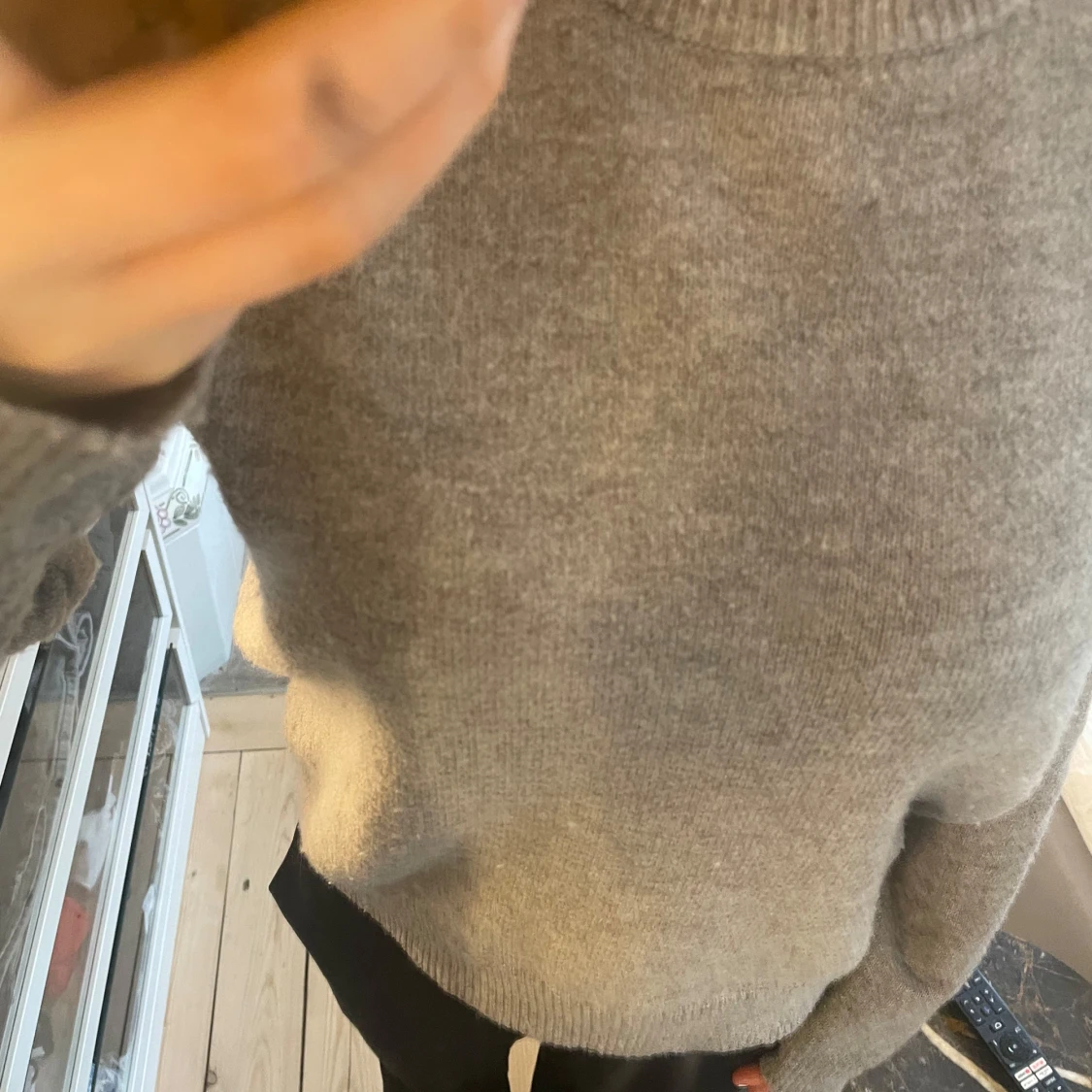 Grå stickad tröja - 1