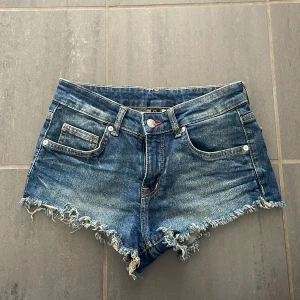 Lågmidjade jeansshorts - Säljer ett par jätte snygga lågmidjade jeansshorts i storlek 36/S. Märket är hm divided. Köpt här på plick. De är i mycket bra skick och säljer då de är lite för små för mig. Gamla ägarens bilder, skriv via frågor💕