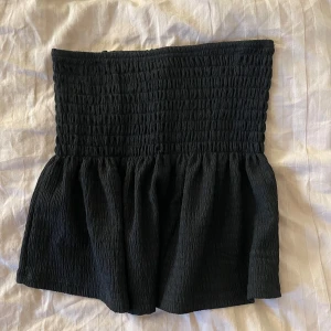 Söt svart topp  - Supersnygg svart topp ifrån gina tricot, i jätte bra skick, och kommer med band 💞💞ÄR UTOMLANDS SKRIV INNAN