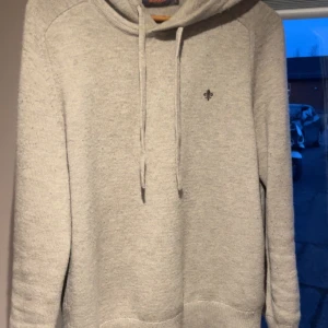MorrisMerinoull hoodie  - Säljer en skit fet merinoull hoodie från Morris i färgen khaki som inte går att köpa längre. Sitter skit bra och är riktigt snygg, tröjan är nästan ny. Köpt för 2000kr i butik (kvitto finns). 