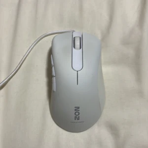 Vit gamingmus från ZON - Säljer en vit gamingmus från ZON med flera sidoknappar och justerbar polling rate. Musen har sladd med USB-anslutning och ergonomisk form för bättre grepp. Perfekt för gaming och har tydliga knappar på sidan för snabb åtkomst.