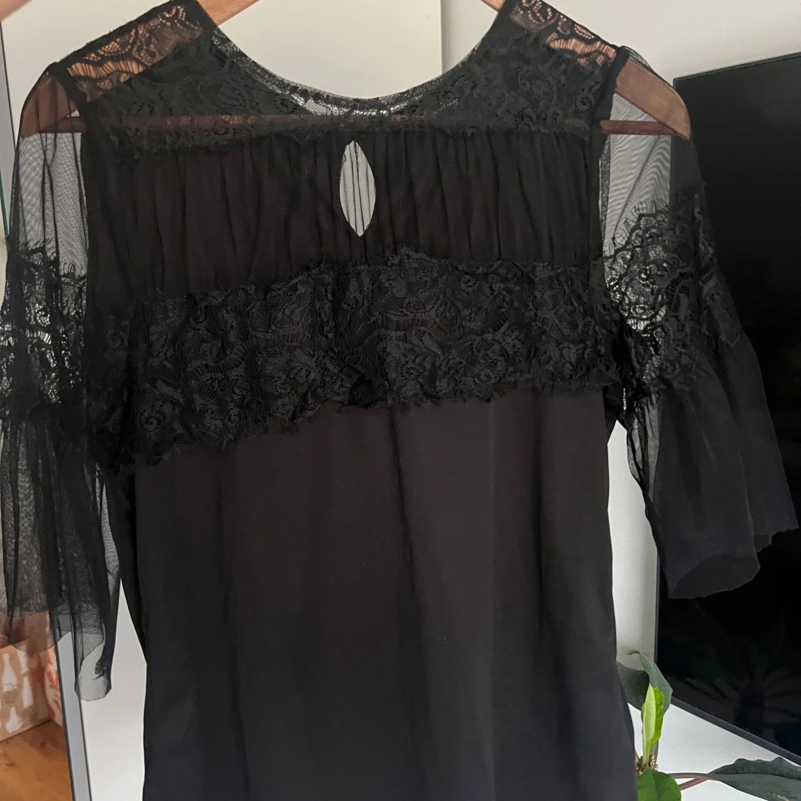Svart klänning med spetsdetaljer