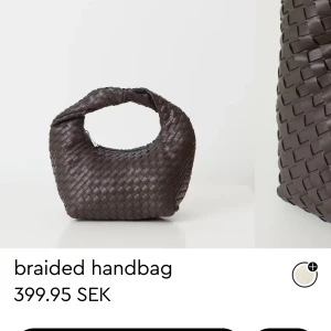 Flätad handväska - Snygg flätad handväska i en djup grön nyans. Väskan har ett unikt flätat mönster som ger en stilren och modern look. Perfekt för att bära dina nödvändigheter med stil.