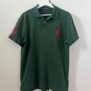 Ralph Lauren Big Pony pike - Ralph Lauren Big Pony pike storlek L.                          Skick 7/10 bra skick.                                                        Priset går såklart att diskutera!                                     Vid fler funderingar tveka inte på att slå en signal!          /VS 